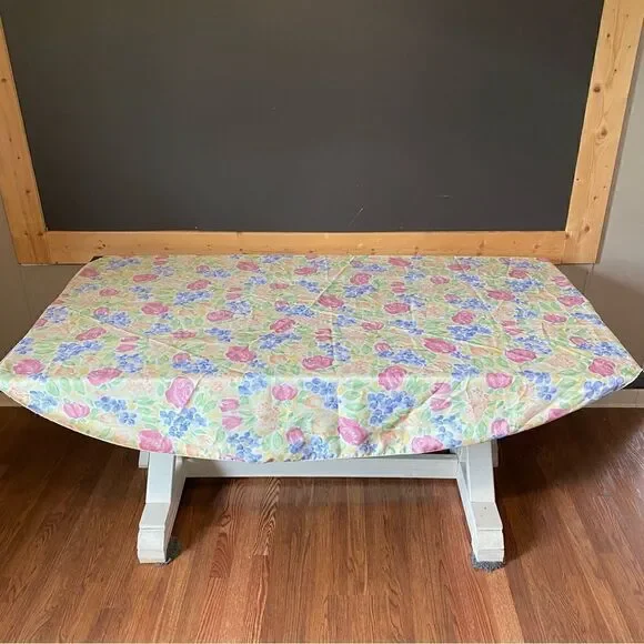 Floral print table cloth, napkins, napkin rings, 2 solid teal placemats