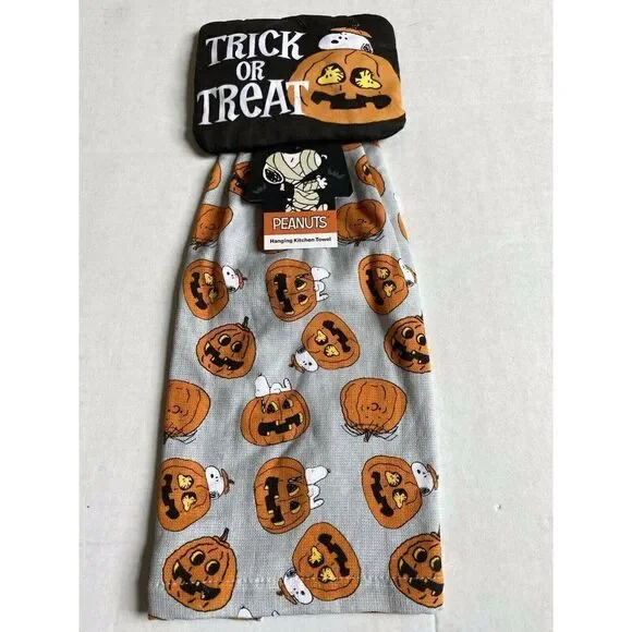 ‎Peanuts Snoopy Halloween Trick Or Treat Hanging Towel