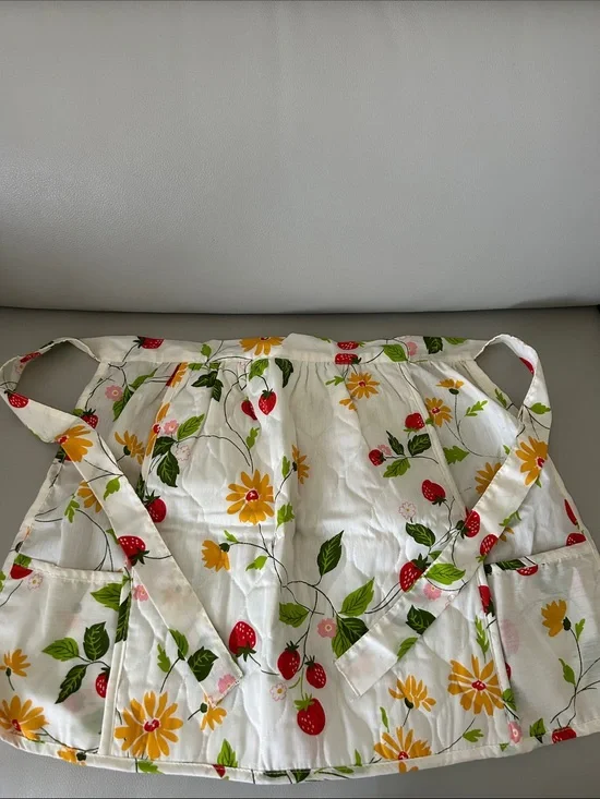 Vntg White Floral Apron with Strawberry Print