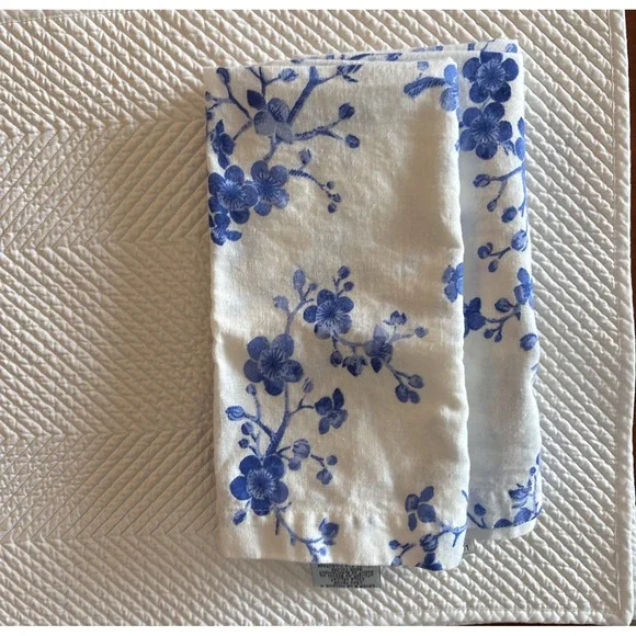 Williams Sonoma Placemats 2 white quilted and 2 cotton‎ napkins floral
