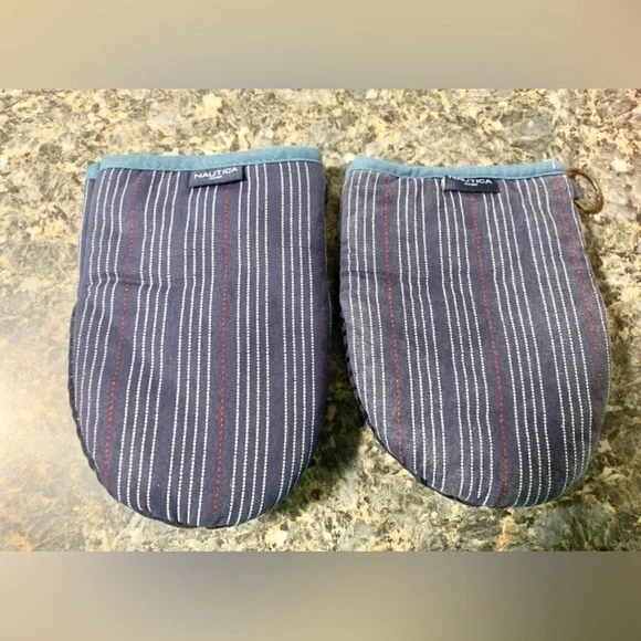Pot holders Nautica lot of 2 kitchen oven mitts