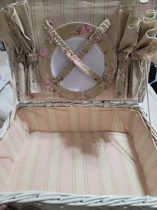 Very Rare‎ Rachel Ashwell Simply Shabby Chic Picnic Basket White Wicker Pink