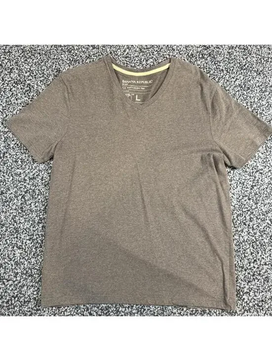 Banana Republic gray v-neck t-shirt in size L