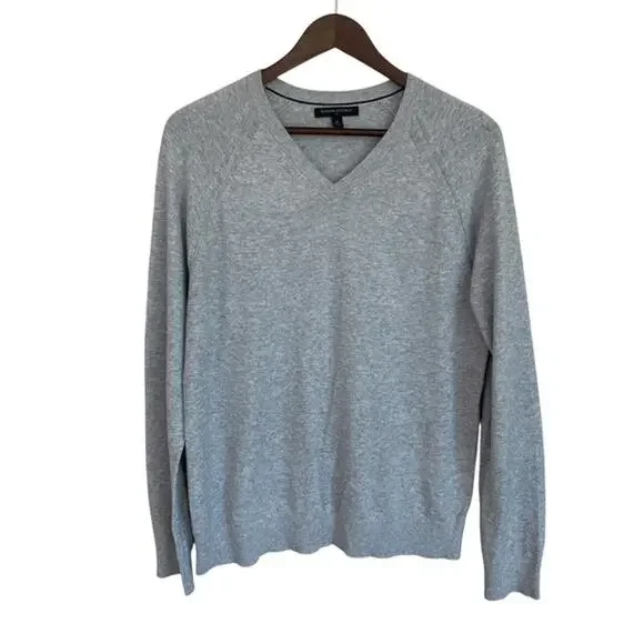 Banana Republic Light Gray V-Neck Lightweight Sweater - Medium
