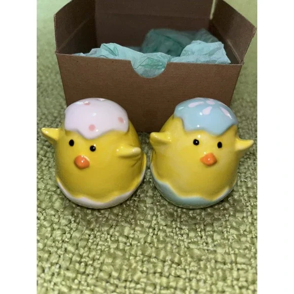 MINI EASTER CHICK SALT AND PEPPER SHAKER‎ SET 2