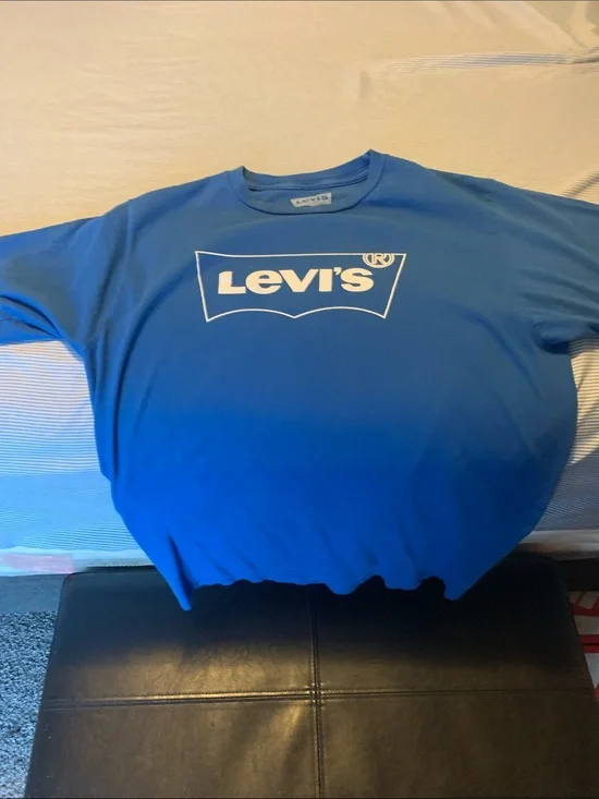 Levi’s t shirt ( mens size medium)