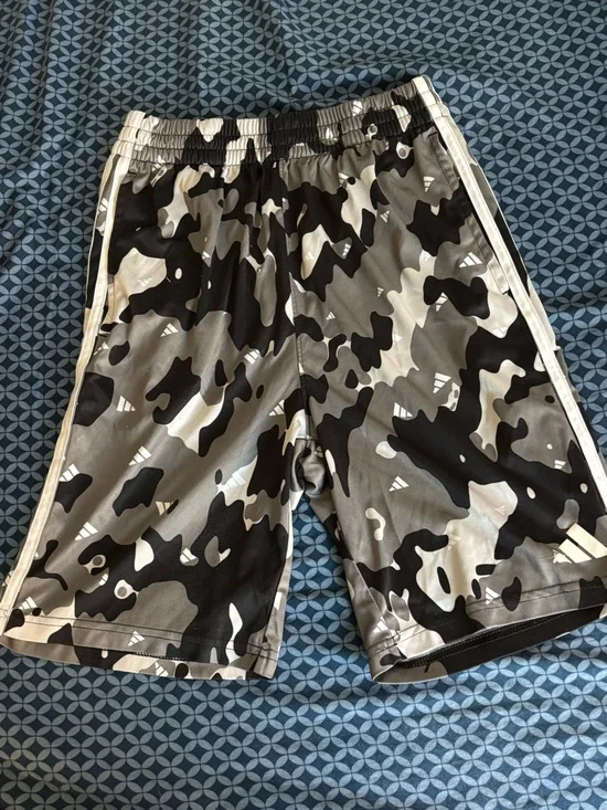 Boy’s ADIDAS Black & Gray Camo Kids Athletic Shorts Size Large 12-14