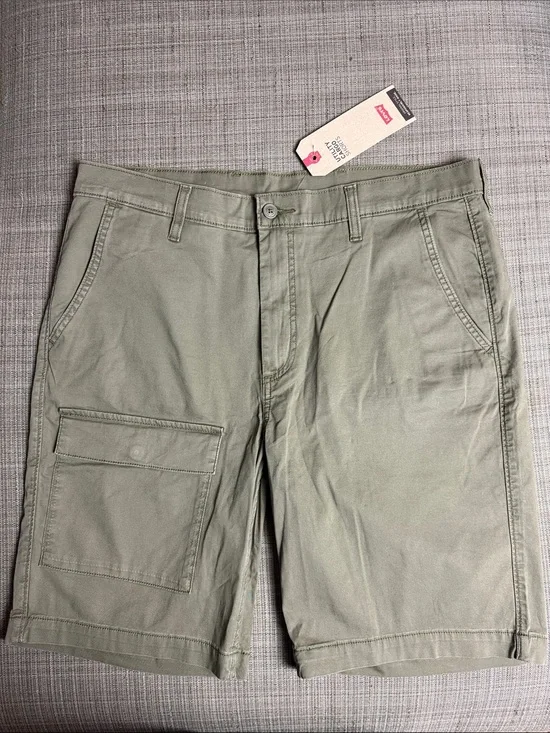 NWT Levi's Men's Olive Green Utility Cargo Shorts size 34