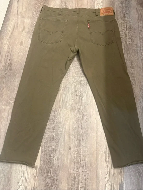 Levi's Men's Olive Straight-Leg Chinos