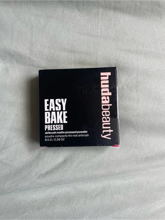 HUDA BEAUTY Easy Bake Pressed Airbrush Matte Powder - Banana Bread