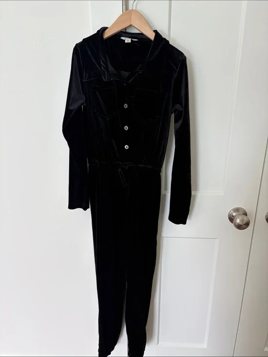 GBlack Velvet Long-Sleeve Jumpsuit