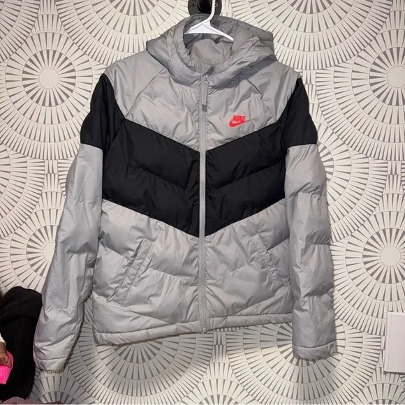 Nike‎ Big Kid Storm-FIT Windrunner hooded puffer jacket in grey black Size XL