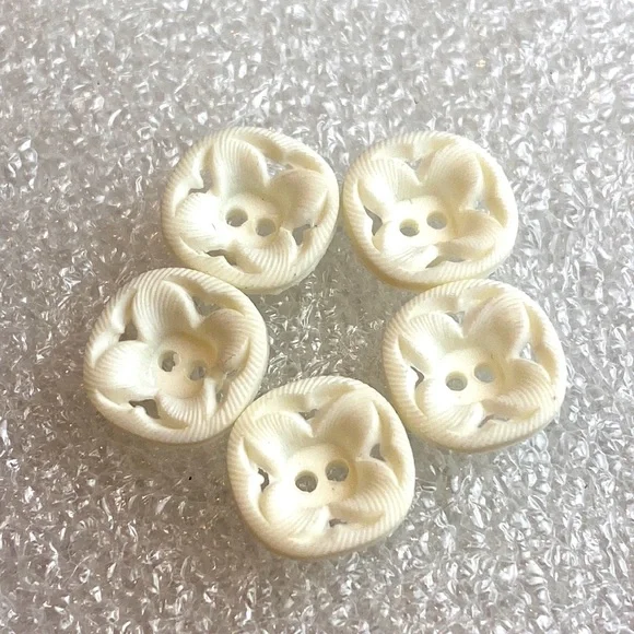 Vintage Cute 2 hole plastic flower buttons white 5 in all