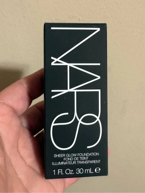 NARS Sheer Glow Foundation Box - MEDIUM 3.75 PAMPELUNE Brand New Never Used.