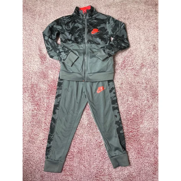 Boys Nike Matching Set track suit Gray Camo orange Size 3/4