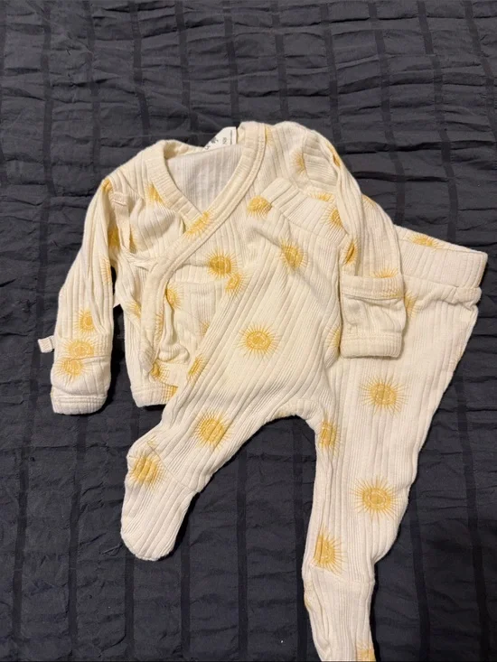 kate quinn Cream Ribbed Two-Piece Footie Set with Yellow Sun Print