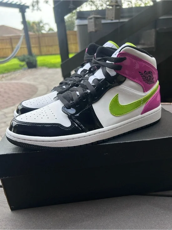Jordan Air Jordan 1 Mid SE White Black Fuchsia