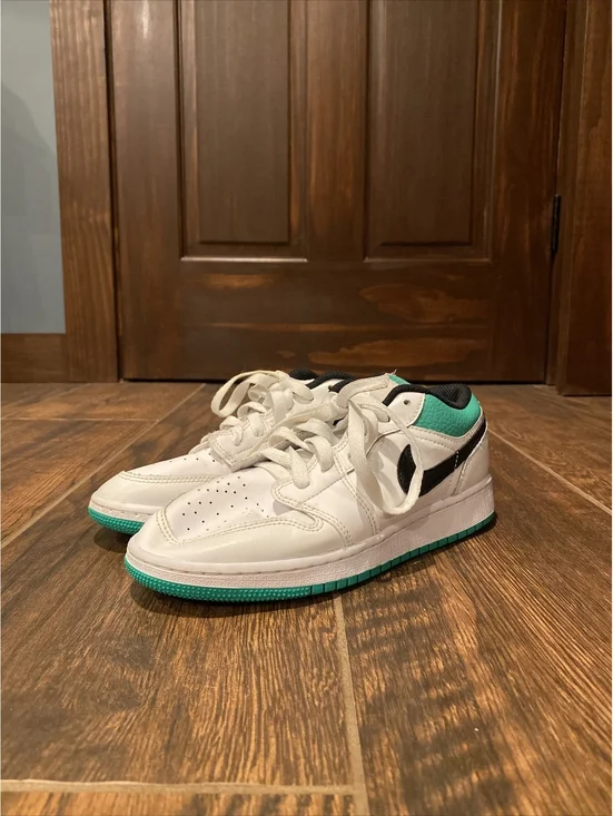 Nike Air Jordan 1 Low GS White Lucky Green Size 4.5Y Youth (553560-129)