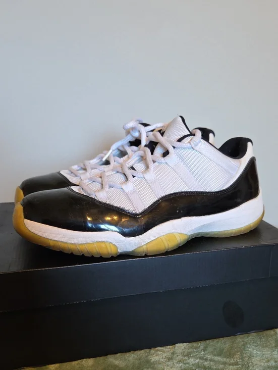 NIKE Air Jordan 11 Retro Low 