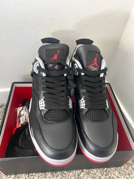 Jordan Men's Black and Red Retro Basketball Sneakers