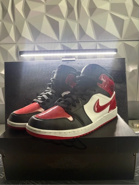 Jordan Men’s Air Jordan 1 Mid Black Red White