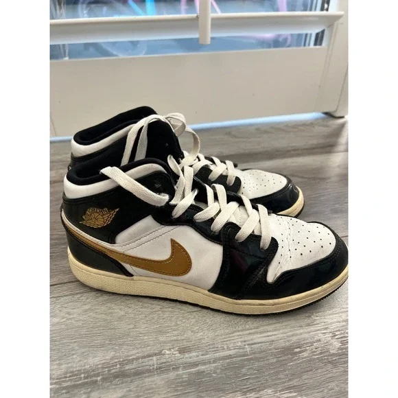 Nike Air Jordan 1 Mid Black White Metallic Gold‎ Patent Leather Sneakers 6.5