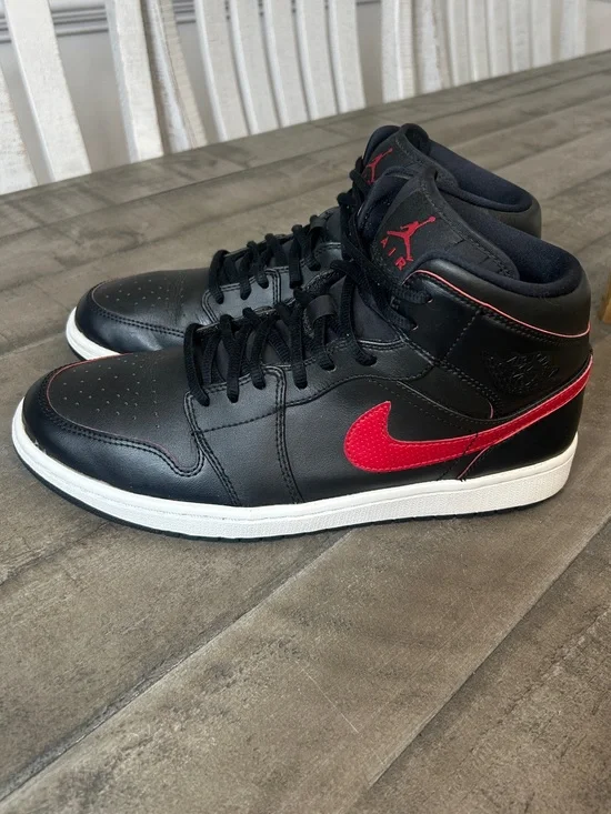 Nike Air Jordan 1 Retro Mid Black Team Red Men’s Sneakers 554724-009 Size 10.5
