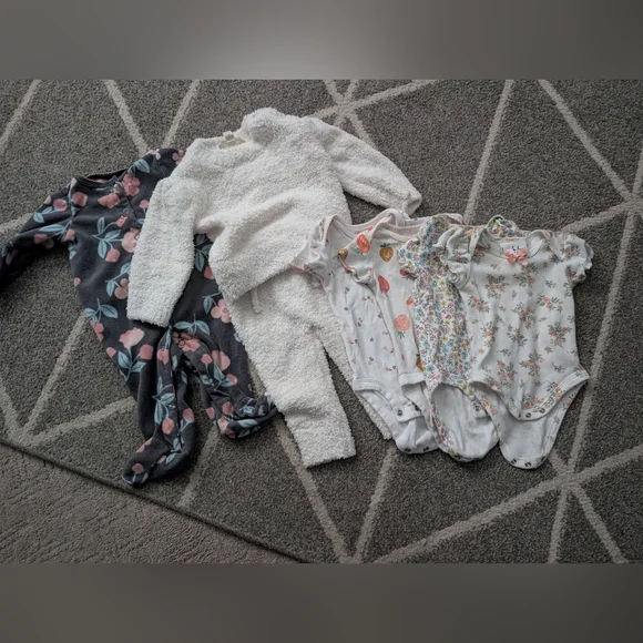 Baby Girl Clothing Bundle Size 0-3 Months Onesies And Fleece Outfits‎