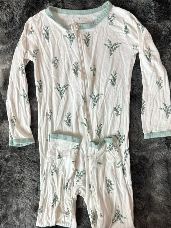 Kyte Baby White Baby Sleeper with Green Leaf Print