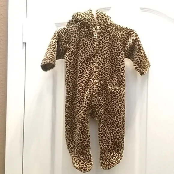 FINAL MARKDOWN Old navy hooded leopard sleeper 0-3 months