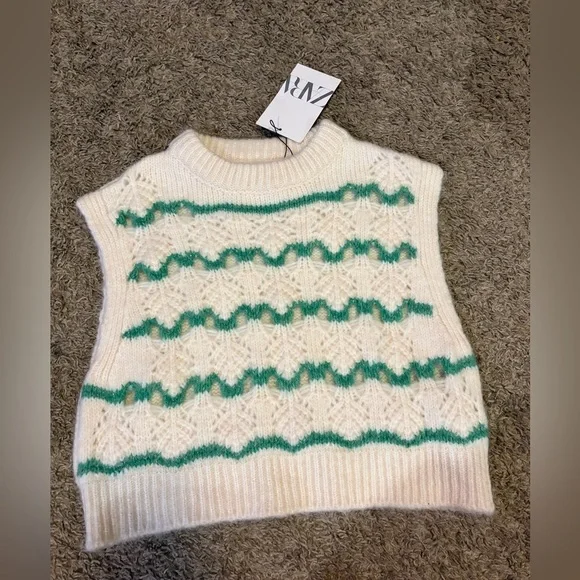 NWT Zara Girls Sweater with Cream and Green Pattern Size 8-9