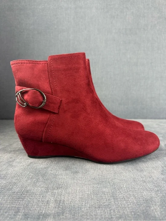 East 5th Women’s Roland Wedge Heeled Ankle Booties SZ 8.5M Red Faux Suede New