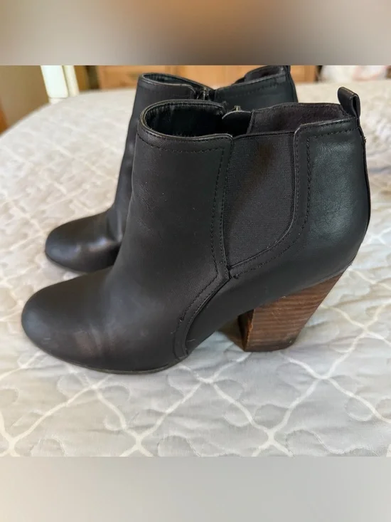 Women's Fergie Black Ankle Boots size 8.5 with Stacked Heel & zipper
