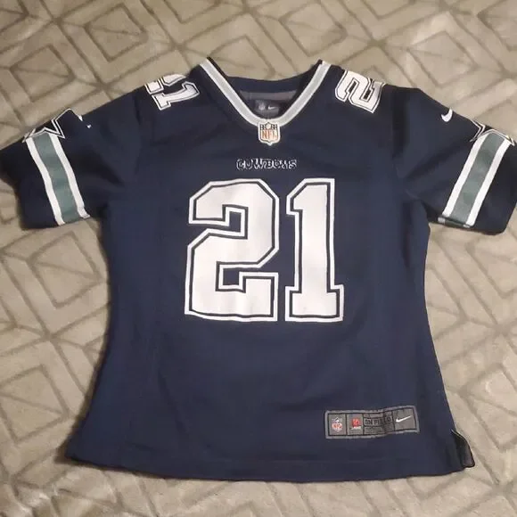 Nike Dallas Cowboys jersey featuring Ezekiel Elliott and his number 21 Size‎ 7/8