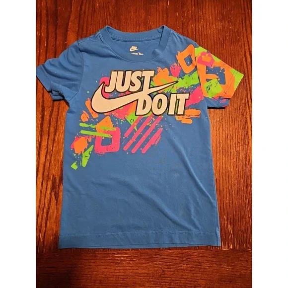 NIKE Just Do It Swoosh Blue Multicolor T-Shirt The Nike Tee Medium 5-6 YRS (A691