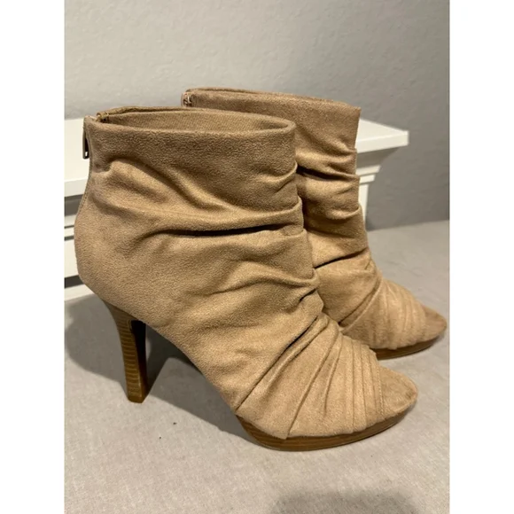 Women's Fioni Beige faux suede slouch Peep Toe Ankle Boots & Booties Size 9.5