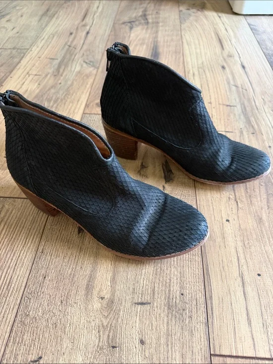 Miz Mooz Nomad Black Textured Leather Ankle Booties wooden heel GUC - Size 6.5