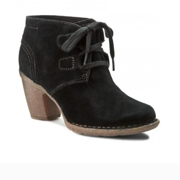 NWOT Clarks Artisan Carleta Lyon Black Suede Booties Women's Size 8M