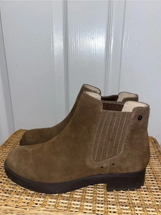 REVITALIGN Kodiak Bluff water-resistant suede Chelsea boots in Bison