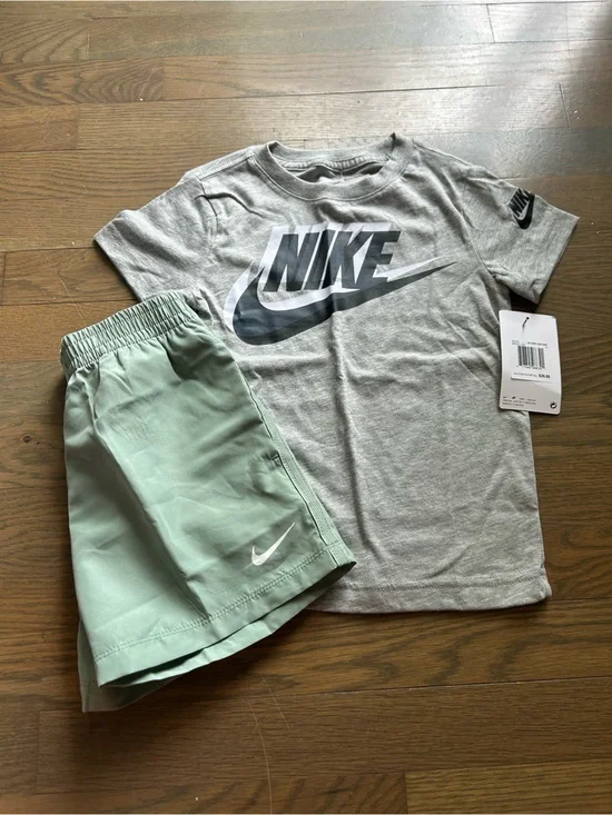 NWT Nike Boys Set size 4