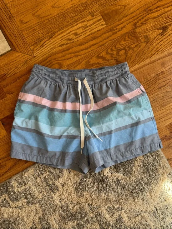 Chubbies boys gray and white swim trunks sz: small