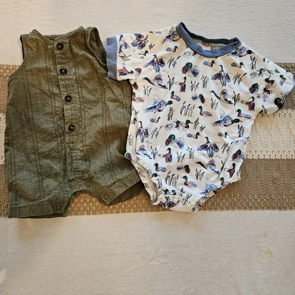 Carter's Green and Duck  Bodysuit Set Sz 0-3M