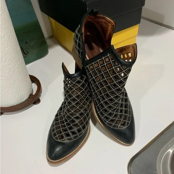 Black ankle booties Jeffrey Campbell booties