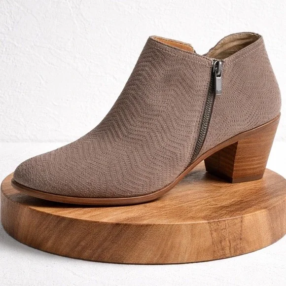 Lucky Brand Pickla Taupe Grey Chevron Textured Suede Ankle Booties women's 9M 40