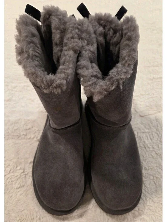 Ugg Women's Short Continuity Bow Size US 6 Charcoal Color Gray Black Bow Boots