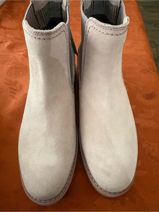Ariat Women's Suede Chelsea Ankle Boots in Light Taupe