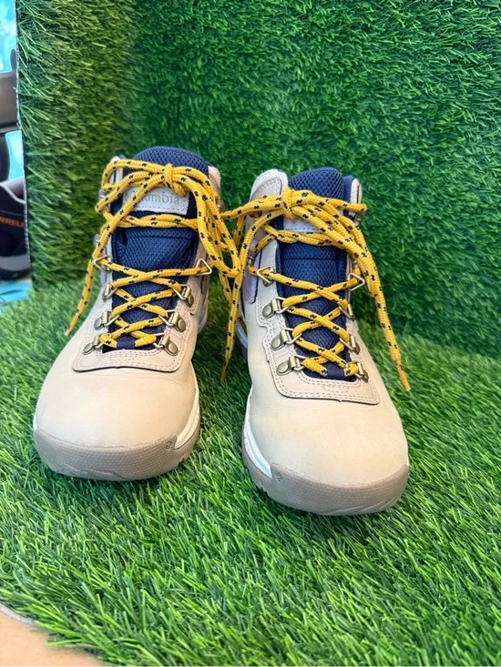 Columbia Women’s Newton Ridge Beige and Navy Hiking Boots with Yellow Laces 5.5