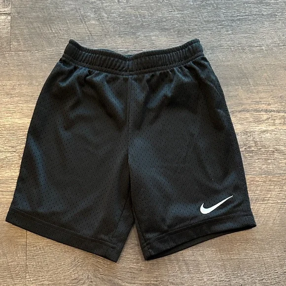 Nike‎ size 6 Black Performance Athletic Mesh Shorts