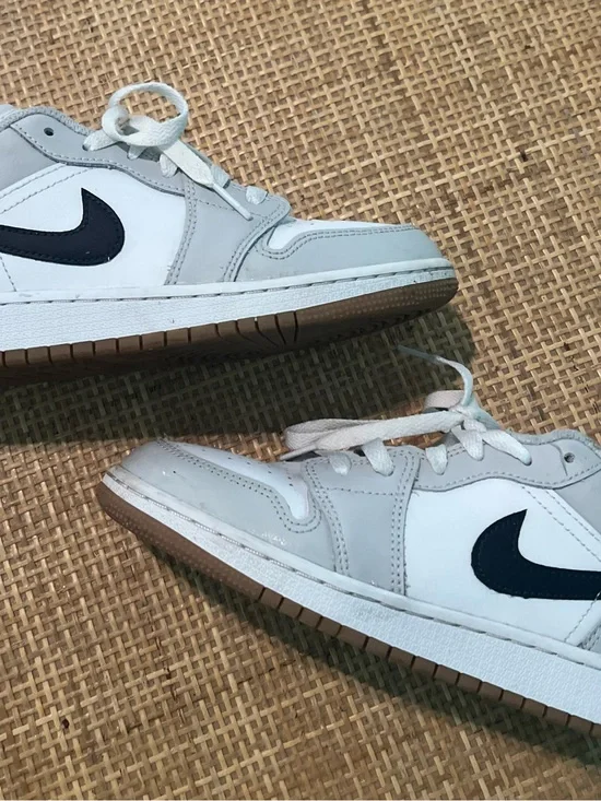 Nike Kids Low-Top Sneakers in White, Light Gray and Navy Blue Swoosh