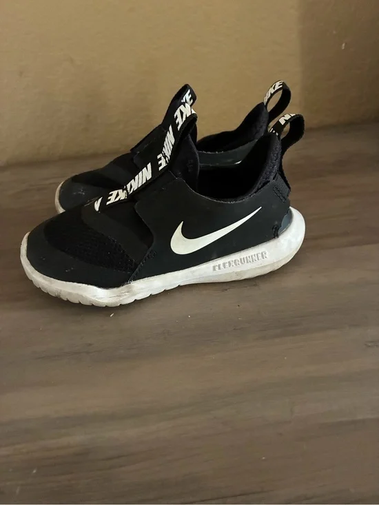 Nike Kids Black and White Slip-Free Elastic Trainer